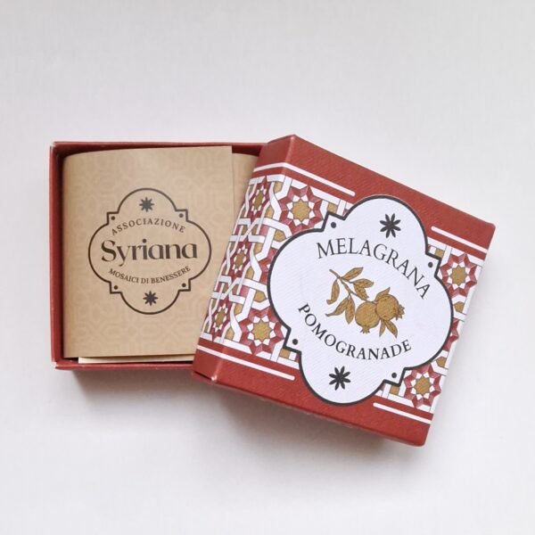 Syriana käsintehty hajustettu saippua (Granaattiomena) 100g (3) Syriana käsintehty hajustettu saippua (Granaattiomena) 100g